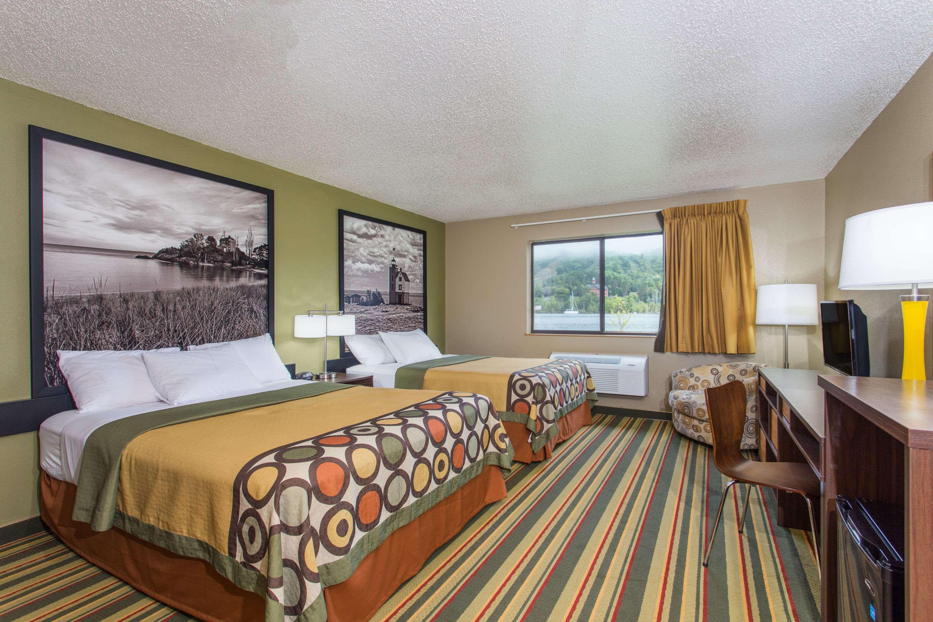 Super 8 By Wyndham Houghton Hotel Exterior photo